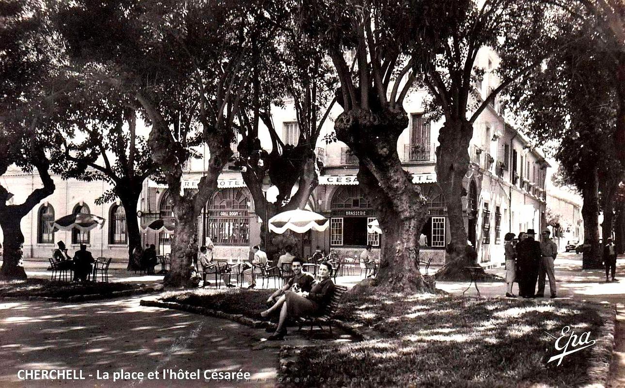 594- Cherchell - La place et l'hotel Cesaree.jpg